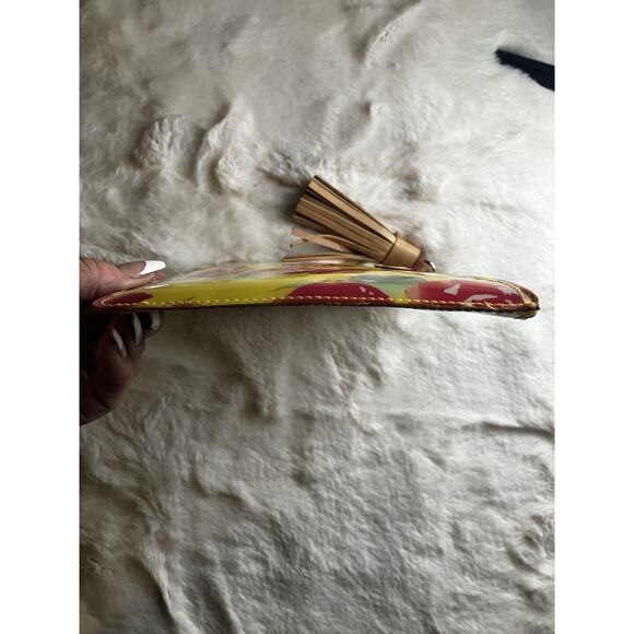 NWOT DOONEY & BOURKE VINYL FLOWER WRISTLET CLUTCH POUCH - Picture 7 of 9